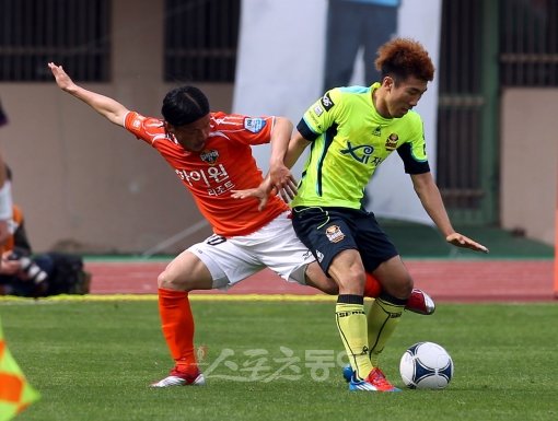 29일 강원FC와 FC서울의 경기에서 서울 고요한(오른쪽)과 강원 시마다가 볼 다툼을 벌이고 있다. 강릉｜김민성 기자