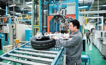24일 중국 상하이 인근 한국타이어 자싱 공장에서 근로자가 타이어의 검수작업을 하
고 있다. 한국타이어 제공