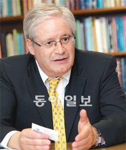 장 저마틴 유엔아동권리위원회 위원장은 27일 “정보기술(IT)의 발달로 교실 밖 온라인 공간에서 휴대전화, 인터넷을 이용한 왕따나 괴롭힘이 새로운 형태의 학교폭력이 됐다”며 “이 문제를 해결하기 위한 IT 교육이 매우 중요해졌다”고 말했다. 변영욱 기자 cut@donga.com