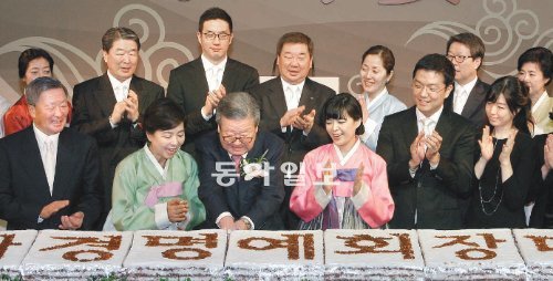 구자경 LG그룹 명예회장(앞줄 왼쪽에서 세 번째)과 가족들이 24일 서울 강남구 삼성동 코엑스인터컨티넨탈호텔에서 열린 미수연에서 축하 떡을 자르고 있다. 앞줄 왼쪽부터 구본무 LG그룹 회장(구 명예회장의 장남) 내외, 구 명예회장, 구본무 회장의 장녀인 연경 씨 내외, 구본준 LG전자 부회장(구 명예회장의 3남)의 딸 연제 씨. 뒷줄 왼쪽부터 구본준 부회장 내외, 구광모 LG전자 차장(구 명예회장의 장손), 구본능 희성그룹 회장(〃 2남) 내외, 구본식 희성그룹 부회장(〃 4남) 내외. LG그룹 제공