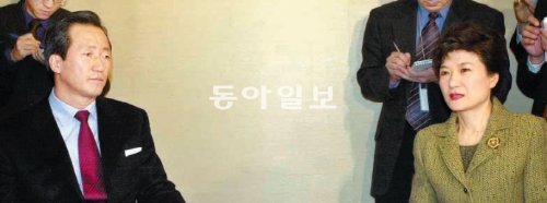 2002년 연대 협상 결렬 2002년 11월 당시 정몽준 국민통합21 대통령후보가 박근혜 한국미래연합 대표와 만난 장면. 당시 박 대표는 국민통합21 대표를 맡아달라는 정 후보의 제안을 거절했다. 동아일보DB