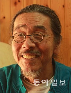 “한때 나도 분노로 글을 쓴 적이 있지만 지금은 힘을 주는 글을 쓰고 싶다”는 작가 이외수. “식사시간도 수면시간도 내 마음대로”라는 작가는 밤에 일하고 낮에 자면서 식사도 하루 한 끼만 먹는다고 했다. 하지만 그에게서는 세간에 알려진 기인적 풍모보다 치열하게 글쓰기에 몰두하는 모범생, 젊은이들을 옳은 방향으로 이끌고 싶어 하는 교사의 풍모가 더 느껴졌다. 화천=허문명 기자 angelhuh@donga.com