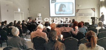 24일 카자흐스탄 알마티 시 도스틱호텔에서 열린 한국의료설명회에는 100여 명의 현지 여행업체와 병원 관계자들이 참석해 높은 관심을 보였다. 알마티=노지현 기자 isityou@donga.com