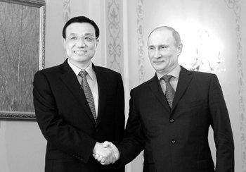 27일 러시아 모스크바 근교의 노보오가료보 총리관저에서 리커창 중국 부총리(왼쪽)가
블라디미르 푸틴 러시아 총리와 악수하고 있다. 리 부총리는 유럽 4개국 순방의 일환으
로 26일 러시아를 방문했다. 모스크바=이타르타스 연합뉴스