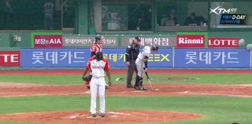 LG 오지환이 방망이로 스트라이크 존을 가리키며 항의 하는 모습. 사진=XTM 경기 화면 캡처