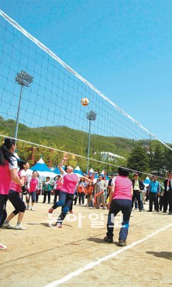 구미전자공고에서 열린 제20회 LG기 주부배구대회에서 선수들이 경기를 하고 있다. 올해는 1만5000여 명이 참가했다. 장영훈 기자 jang@donga.com
