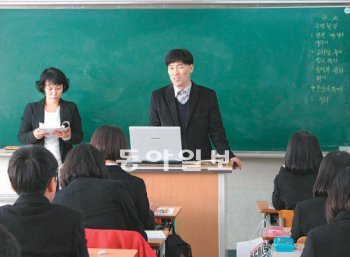 대전 가오중에서 국어를 가르치는 시각장애1급 유창수 교사(교단 오른쪽)는 “임용고시 공부를 하려면 수험서 준비단계에서 이미 진을 빼야 한다”고 말했다. 가오중 제공