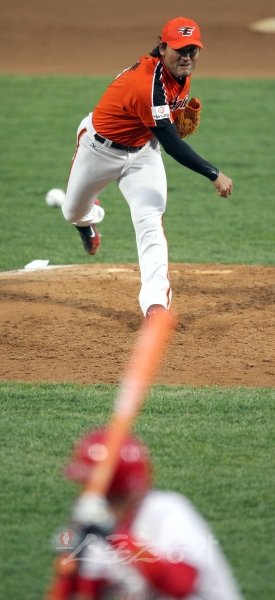 그라운드 안팎에서 팀에 안정감을 주고 있는 박찬호. 유일한 과제인 ‘한계 투구수 80개’의 고민을 해결하기 위해 박찬호와 한화 코칭스태프가 고민을 거듭하고 있다.   스포츠동아DB