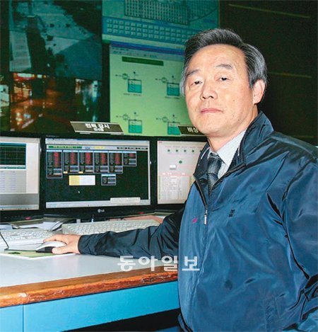 지난달 27일 서울 강남구 코엑스 종합상황실에서 제어시스템을 점검하고 있는 김영목 코엑스 안전관리팀장. 코엑스 제공