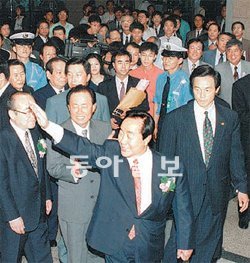 김영삼 전 대통령 경호수행과장 시절의 김영목 팀장. 김 전 대통령 오른쪽 뒤쪽에 있는 사람이 김 팀장이다. 김영목 팀장 제공