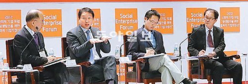 최태원 SK그룹 회장(왼쪽에서 두 번째)이 30일 열린 ‘2012년 사회적 기업 포럼’에서 사회적 기업이 활성화될 수 있는 다양한 아이디어를 제시하고 있다. SK그룹 제공
