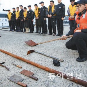 中어선 무기들 목포해경 310함 대원들은 30일 전남 신안군 흑산면 홍도 서북쪽 50km 해상에서 중국어선 단속 중 중국어민들이 휘두른 흉기를 공개했다. 목포=박영철 기자 skyblue@donga.com