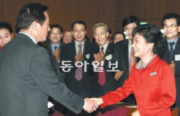 악수는 하지만… 새누리당 박근혜 비상대책위원장(오른쪽)이 30일 국회 헌정기념관에서 열린 당 소속 19대 국회의원 당선자 모임에서 최근 대선 경선 출마를 선언한 정몽준 전 대표와 악수하고 있다. 변영욱 기자 cut@donga.com