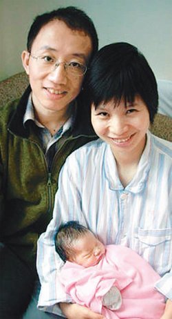 천광청 변호사의 탈출을 도운 인권운동가 후자 씨(왼쪽)와 아내 쩡진옌 씨가 딸과 함께 웃고 있는 모습. 2007년 말경 촬영된 사진으로 추정된다. 사진 출처 글로벌보이스