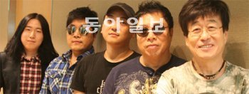 “‘이 노래야말로 세상에 나와선 안 된다고 생각하는데 어떻게 보십니까?’” 김창완은 “신곡 ‘금지곡’은 심의 탓에 산울림 1집 전곡 가사를 고쳤던 내가 심의위원 연배가 돼 던지는 반문”이라고 했다. 왼쪽부터 김창완 밴드 멤버 염민열(기타) 이상훈(건반) 최원식(베이스) 강윤기(드럼) 김창완(보컬·기타). 이파리엔터테이니움 제공