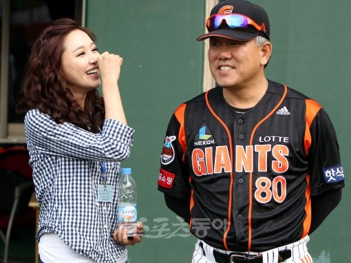 지난해 1년을 선수들과 함께 보내면서 장단점을 철저하게 파악한 덕분이다. 롯데가 4월 징크스를 깨고 단독 1위를 달리고 있는 
데에는 올해로 부임 2번째 시즌을 맞은 양승호 감독(오른쪽)의 힘이 크다. 양 감독이 1일 목동 넥센전에 앞서 김민아 MBC 
스포츠플러스 아나운서와 얘기를 나누고 있다. 목동｜김민성 기자 marineboy@donga.com 트위터 
@bluemarine007