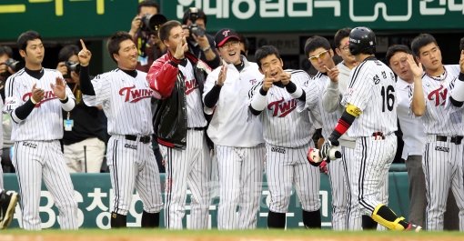 LG 정성훈(등번호 16)이 1일 잠실 한화전 1회 2점아치로 시즌 8호 홈런을 생산한 뒤 동료들의 환영을 받고 있다. 잠실｜김종원 기자