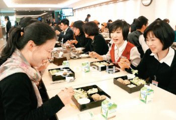 구내 식단에 ‘그린 혁명’ 현대백화점이 실시하는 ‘G-헬시 캠페인’에 참여하는 여성 협력사원들이 지난달 30일 압구정 본점 직원식당에서 칼로리가 낮은 ‘G-슬림 다이어트’ 도시락을 먹고 있다. 현대백화점 제공