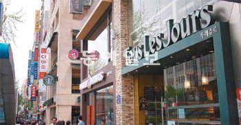 한복가게가 즐비했던 서울 종로구 관철동 한복거리에는 현재 스타벅스 던킨도너츠 뚜레쥬르 등 대형 프랜차이즈 매장이 들어서 있다. 송충현 기자 balgun@donga.com