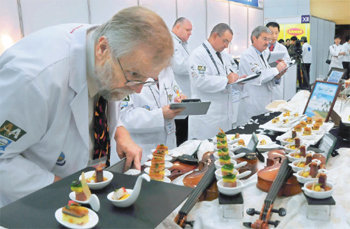 1일 열린 ‘2012 대전세계조리사대회’에서 감독관들이 각국 조리사들이 만든 요리를 심사하고 있다. 육류 라이브경연대회-지역대표 레스토랑 경연 등 대전세계조리사대회는 12일까지 계속된다. 대전=뉴시스