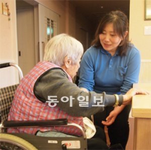 최근 일본 교토 시의 한 사회복지시설에서 개호복지사 이노우에 주리 씨(오른쪽)가 한 할머니를 돌보고 있다. 이노우에 씨는 노인들에게서 “도와줘서 고맙다”는 말을 들을 때 큰 보람을 느낀다고 말했다. 교토=유재동 기자 jarrett@donga.com