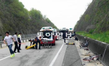1일 25t 화물트럭이 훈련하던 사이클 선수를 덮친 사고가 일어난 경북 의성군 국도 25호선 현장. 트럭이 선수단을 덮치면서 3명이 숨지고 4명이 크게 다쳤다. 경북 구미소방서 제공