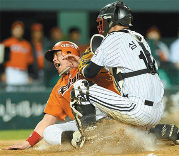 홈쇄도 김태균 “나 살았지?” 한화 김태균(왼쪽)이 1일 잠실에서 열린 LG와의 방문경기에서 1-3으로 뒤진 6회초 최승환의 2루타 때 1루에서 홈까지 파고들며 슬라이딩하고 있다. 김태균이 득점에 성공하면서 한화는 2-3으로 따라붙었지만 승부를 뒤집지는 못하고 2-4로 졌다. 뉴시스
