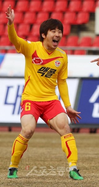 성남 박진포는 올 시즌 성남이 치른 15경기 모두 풀타임 출전하며 오른쪽 수비를 책임지고 있는 대표적인 ‘언성 히어로’다. 스포츠동아 DB