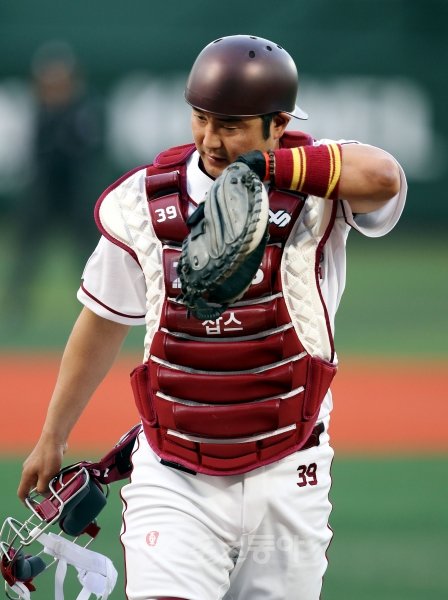 2일 오후 서울 목동야구장에서 '2012 팔도 프로야구' 넥센 히어로즈와 롯데 자이언츠의 경기가 열렸다. SK에서 넥센으로 트레이드 된 최경철이 선발출전하고 있다.  3연승의 롯데와 2연패의 넥센은 각각 2승 2패의 송승준과 2패중인 좌완 파이어볼러 강윤구를 선발로 내세웠다. 목동 | 김민성 기자 marineboy@donga.com 트위터 @bluemarine007