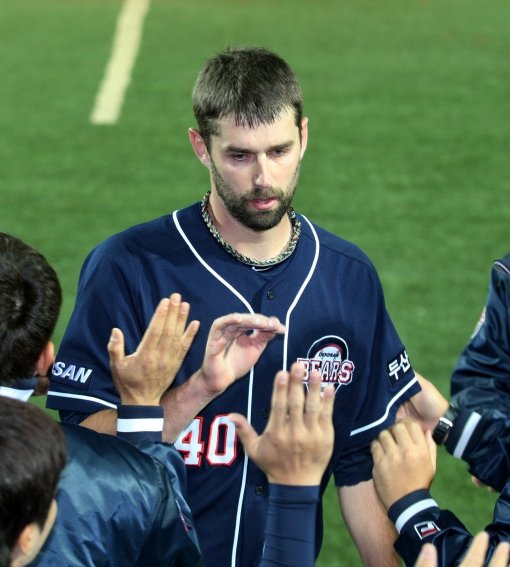 8개 구단 최고의 용병으로 꼽히는 두산 니퍼트가 2일 대구 삼성전에서 호투한 뒤 덕아웃으로 들어오며 동료들의 환영을 받고 있다. 사진제공｜스포츠코리아