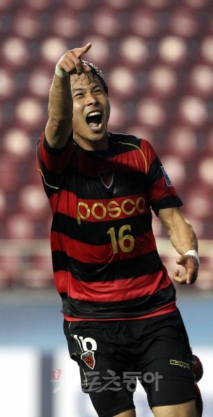 2
일 저녁 포항 스틸야드에서 열린 AFC챔피언스리그 포항스틸러스와 감바오사카(일본)의 경기에서 포항 김진용이 전반전 인저리 타임때 
선취골을 터트린 후 세리머니를 펼치고 있다. 포항ㅣ박화용 기자 inphoto@donga.com 트위터 @seven7sola