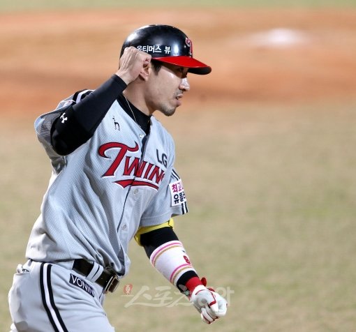 18경기에서 8개의 홈런. 지금처럼만 계속 칠 수 있다면 삼성 이승엽의 단일시즌 아시아 최다홈런기록을 뛰어넘는 59홈런도 가능하다. LG의 새 4번타자 정성훈은 타율을 버리고 타점만 생각하면서 장타가 폭발적으로 증가하고 있다. 스포츠동아DB