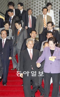 18대 국회 역사 속으로 2일 18대 국회 마지막 본회의를 열어 몸싸움 방지를 위한 국회법 개정안(일명 국회선진화법)과 민생법안 등 63건의 법안을 처리한 여야 의원들이 국회를 떠나고 있다. 18대 국회는 해머 전기톱 최루탄까지 등장한 ‘최악의 폭력국회’라는 오명을 얻었다. 전영한 기자 scoopjyh@donga.com