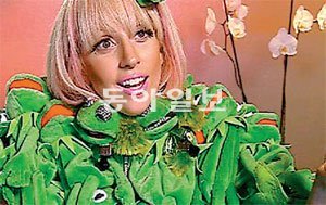 2009년 독일의 한 토크쇼에 출연한 레이디 가가가 까스텔바작이 디자인한 개구리 인형 옷을 입고 있다. 동아일보DB