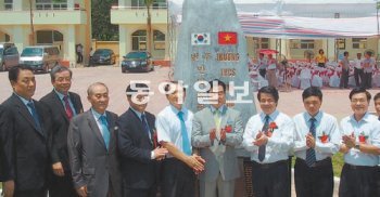 제주도와 베트남 측 인사들은 조선시대 제주의 여성 거상인 김만덕의 나눔과 봉사정신을 계승하는 김만덕기념사업회가 지원한 베트남 ‘번푸만덕중학교’ 준공 기념 조형물을 2일 제막했다. 임재영 기자 jy788@donga.com