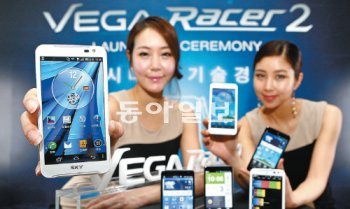 팬택 ‘베가레이서2’ 한국어 음성 인식 팬택의 새 롱텀에볼루션(LTE) 스마트폰 베가레이서2는 촬영자가 화면을 터치하지 않고 ‘하나, 둘, 셋’ ‘김치’라고 말만 하면 이를 인식해 사진을 찍는다. 팬택 제공