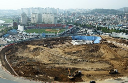 국내프로야구 최악의 구장이었던 광주구장. 그러나 2년 뒤면 최신 시설에 관중편의를 가장 우선적으로 고려한 새 야구장으로 거듭난다.
 기존 광주구장 바로 옆 종합경기장의 중앙 성화대를 제외한 철거공사가 끝나고 새 야구장 건설을 위한 터파기가 한창이다. 사진제공｜스포츠코리아