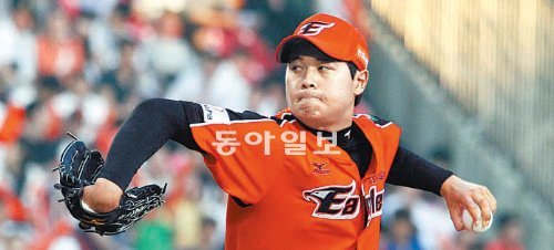 한화 유창식이 3일 잠실 LG전에서 올 시즌 처음으로 선발 등판해 역투하고 있다. 그는 이날 5와 3분의 2이닝 동안 1실점으로 호투하며 4-1 승리를 이끌었다. 장승윤 기자 tomato99@donga.com