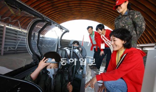 “전투기 탑승체험 재밌어요” 2012년 과학창의가족캠프에 참여한 가족들은 지난달 27일 오후 경남 사천시 공군제3훈련비행단에서 전투기 탑승 체험을 했다. 한국과학창의재단 제공