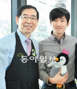 바리스타 복장의 박원순 서울시장과 ‘화살표 청년’ 이민호 씨(오른쪽). 서울시 제공