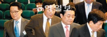 시선도 박지원 vs 非박지원 민주통합당은 3일 국회도서관 강당에서 원내대표 선출을 위한 합동토론회를 열어 후보들의 정견을 들었다. 왼쪽의 박지원 의원이 어정쩡하게 서 있는 가운데 이낙연 전병헌 유인태 의원은 일제히 한쪽으로 등을 돌리고 있다. 전영한 기자 scoopjyh@donga.com