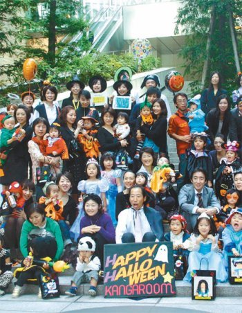 “엄마와 안 떨어져요” 지난해 말 일본 도쿄의 시세이도 사내 어린이집인 캥거룸 앞에서 핼러윈 파티 복장을 한 직원 자녀와 부모들이 기념촬영을 했다. 캥거룸은 캥거루와 공간을 합쳐 만든 조어로 시세이도의 사내 어린이집이다. 시세이도 제공