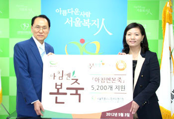 황용규(왼쪽) 서울특별시사회복지협의회장과 최복이 본사랑 이사장(본죽 대표이사)
