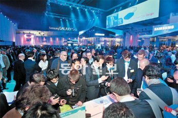 갤럭시S3 뜨거운 관심 영국 런던 얼스코트의 삼성전자 갤럭시S3 공개 현장에서 취재진들이 갤럭시S3를 직접 사용해 보기 위해 줄을 서 있다. 삼성전자는 체험용 제품 200개를 준비했지만 취재진 등 2000명 이상이 몰리면서 긴 줄이 생겼다. 삼성전자 제공