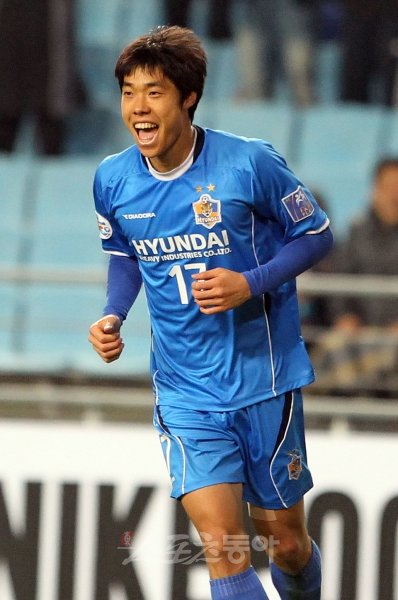 울산 고슬기가 6일 열린 전남과의 경기에서 후반 40분 통쾌한 중거리 슛으로 결승골을 만들며 울산을 단독 선두로 이끌었다.     스포츠동아DB