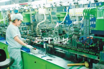 4일 인천 서구 가좌동에 위치한 연우의 화장품 용기 생산라인에서 한 직원이 제품 공정을 모니터링하고 있다. 연우 제공