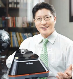 의사 출신으로 가업을 승계한 이성진 부강샘스 대표. 그는 ‘레이캅’이라는 브랜드의 침구류 살균기를 세계 최초로 내놓아 새로운 시장을 만들어 가고 있다. 부강샘스 제공