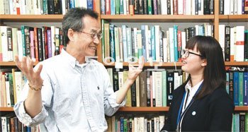 최재천 이화여대 석좌교수는 울산 달천고 석송이 양(18·오른쪽)에게 융합인재가 되려면 책을 읽고, 사람을 만나고, 체험활동도 하며 자신이 좋아하는 일을 찾는 “아름다운 방황을 하라”고 조언했다.