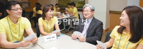 지난달 17일 김대훈 LG CNS 대표(왼쪽에서 세 번째)와 직원들 간에 카드게임이 벌어졌다. 카드에는 LG CNS 직원들의 행동규범이 적혀 있다. LG CNS 제공