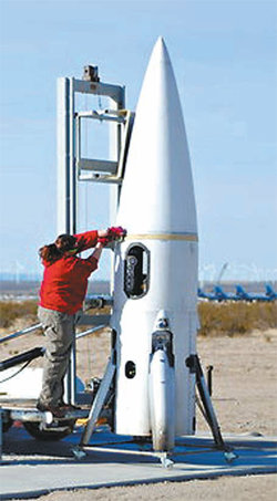 미국 마스턴 스페이스사는 한 주에도 여러 차례 재사용이 가능한 로켓을 쏘아 올린다. 직원이 발사예정인 로켓을 점검하고 있다. 사진 출처 뉴욕타임스